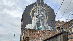 El mural de la Estatua de la Libertad en Roubaix, Francia, el 14 de julio del 2025. (AP foto/Sylvain Plazy)