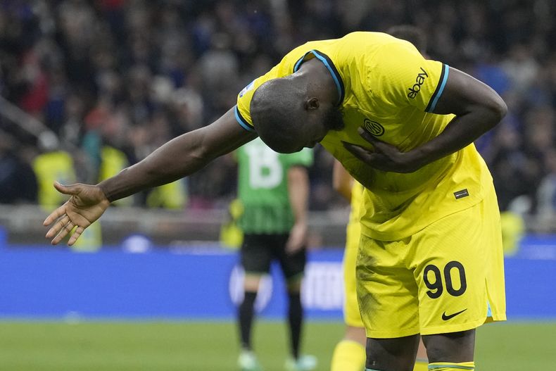 Romelu Lukaku, del Inter, festeja tras anotar el cuarto gol ante Sassuolo, el sábado 13 de mayo de 2023, en un partido de la Serie A italiana (AP Foto/Antonio Calanni)