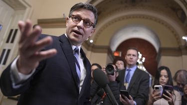 El presidente de la Cámara de Representantes, Mike Johnson, republicano por Luisiana, habla con los periodistas en el Capitolio en Washington, el jueves 10 de abril de 2025. (AP Foto/J. Scott Applewhite)