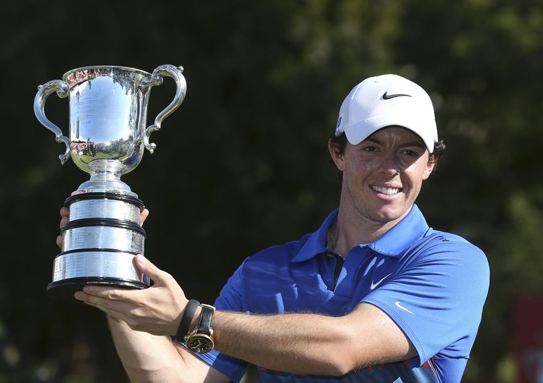 Rory MacIlroy de Irlanda del Norte con el trofeo que conquist&oacute; al ganar el Abierto Austsraliano de golf en Sydney el domingo 1 de diciembre del 2013. (AP Foto/Rob Griffith)