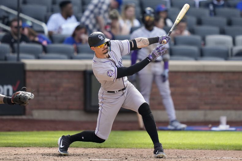 Brenton Doyle pega un hit por los Rockies de Colorado ante los Mets, en Nueva York, el domingo 7 de mayo de 2023. (AP Foto/John Minchillo)