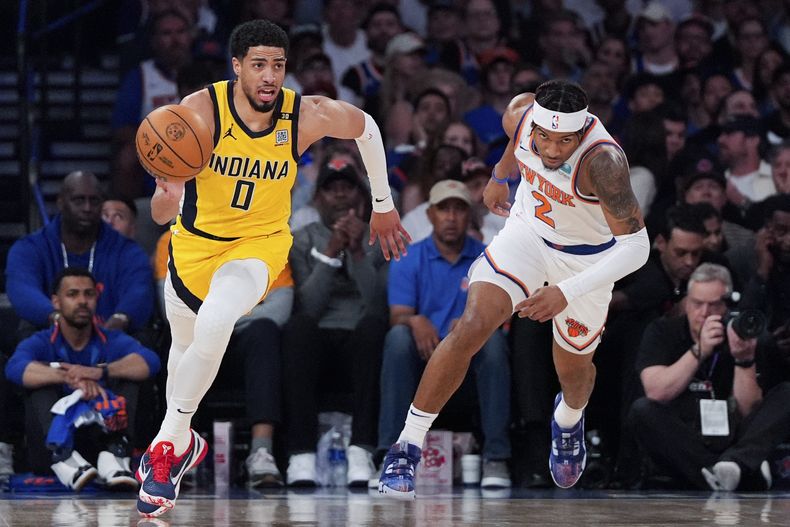 ARCHIVO - Foto del 19 de mayo del 2024, el base de los Pacers de Indiana Tyrese Haliburton avanza con el balón en el juego 7 de la serie de segunda ronda de los playoffs ante los Knicks de Nueva York. (AP Foto/Julia Nikhinson, Archivo)