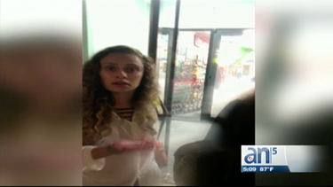 dos jovenes descubiertas comprando con tarjetas de credito robada