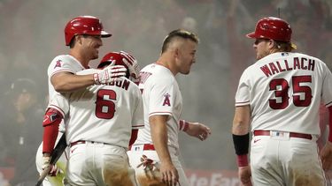 Zach Neto (izquierda), de los Angelinos de Los Ángeles, festeja luego de anotar la carrera del triunfo sobre los Rangers de Texas, el viernes 5 de mayo de 2023 (AP Foto/Mark J. Terrill)