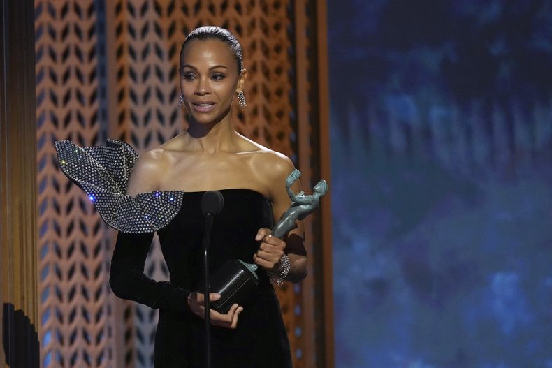 Zoe Saldaña recibe el premio a mejor actriz de reparto por Emilia Pérez en la 31ª edición anual de los Premios SAG el domingo 23 de febrero de 2025 en el Shrine Auditorium de Los Ángeles. (Foto AP/Chris Pizzello)