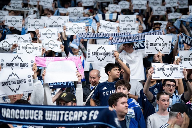 Hinchas de los Vancouver Whitecaps sostienen carteles de protesta previo al partido de la MLS contra los Colorado Rapids, el sábado 25 de abril de 2026, en Vancouver, Canadá. (Ethan Cairns/The Canadian Press vía AP)