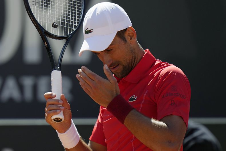 Novak Djokovic reacciona durante el partido contra Alejandro Tabilo en el Abierto de Italia, el domingo 12 de mayo de 2024, en Roma. (AP Foto/Alessandra Tarantino)