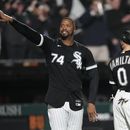 El dominicano Eloy Jiménez y Billy Hamilton, de los Medias Blancas de Chicago, festejan el triunfo sobre los Mellizos de Minnesota, el miércoles 3 de mayo de 2023 (AP Foto/Charles Rex Arbogast)
