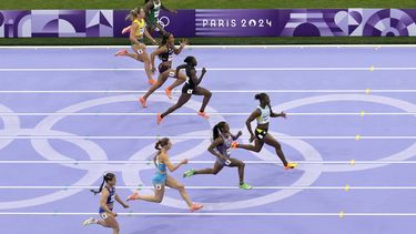 La segunda semifinal de los 100 metros del atletismo de los Juegos Olímpicos de París, el sábado 3 de agosto de 2024, en Saint-Denis, Francia. (AP Foto/Mark Baker)