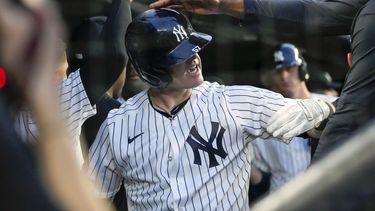 Billy McKinney, de los Yanquis de Nueva York, celebra después de batear cuadrangular de tres carreras en la cuarta entrada del juego de béisbol en contra de los Reales de Kansas City, el viernes 21 de julio de 2023, en Nueva York. (AP Foto/Mary Altaffer)