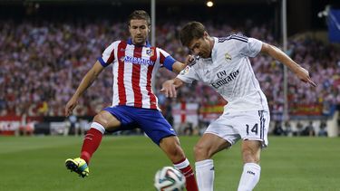 americateve | El mediocampista del Real Madrid Xabi Alonso (derecha) disputa la pelota con Gabi, del Atl&eacute;tico de Madrid, durante un partido jugado el viernes 22 de agosto de 2014. Alonso anunci&oacute; que se retira de la selecci&oacute;n espa&ntilde;ola. (Foto