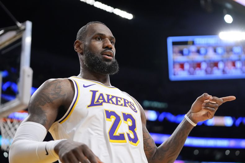 El alero de los Lakers de Los Ángeles, LeBron James, gesticula después de anotar durante la primera mitad de un partido de baloncesto de la NBA contra los Trail Blazers de Portland, el domingo 21 de enero de 2024, en Los Ángeles. (AP Foto/Mark J. Terrill)
