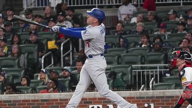 Freddie Freeman de los Dodgers de Los Ángeles conecta un jonrón de tres carreras en la quinta entrada mientras lo observa el cátcher Sean Murphy de los Bravos de Atlanta el lunes 22 de mayo del 2023. (AP Foto/John Bazemore)