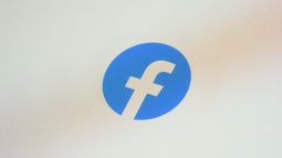 ARCHIVO - El icono de la aplicación de Facebook se ve en un teléfono en Marple Township, Pensilvania, el 28 de febrero de 2023. (AP Foto/Matt Slocum, Archivo)