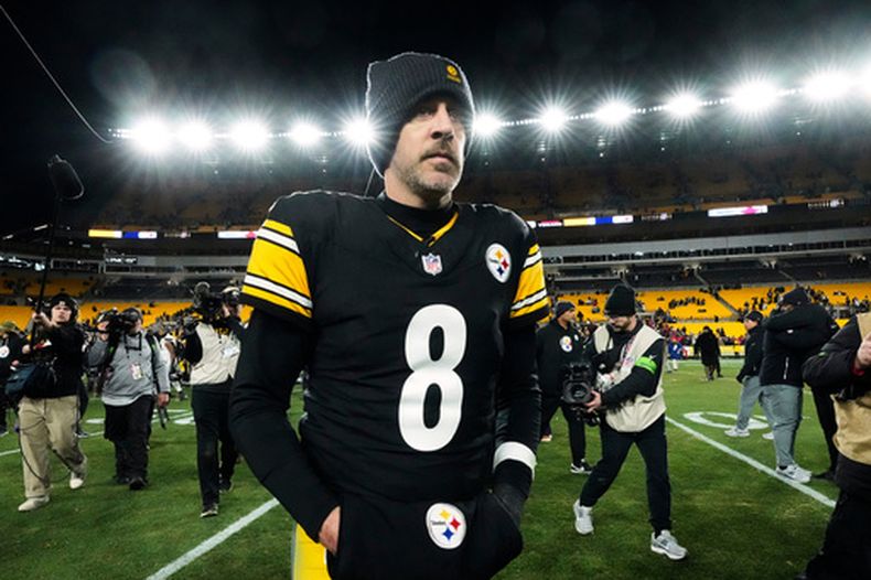 ARCHIVO - Foto del 12 de enero del 2026, el quarterback de los Steelers de Pittsburgh Aaron Rodgers sale del campo tras el juego de comodín ante los Texans de Houston. (AP Foto/Gene J. Puskar, Archivo)