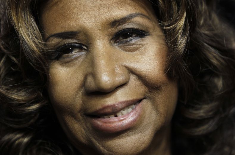 Aretha Franklin en Auburn Hills, Michigan, el 11 de febrero de 2011. Cinco años después de su muerte, los últimos deseos de la superestrella de la música siguen sin resolverse. Un juicio inusual comienza la próxima semana para determinar qué testamento escrito a mano, incluido uno encontrado entre los cojines de un sofá, guiará cómo se maneja su patrimonio. (Foto AP/Paul Sancya, archivo)