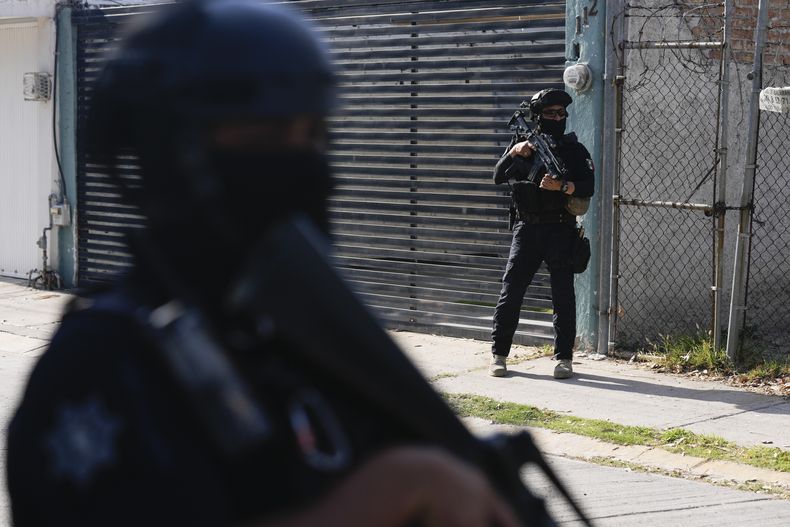 ARCHIVO - Agentes de policía municipales patrullan por un barrio de Celaya, en el estado de Guanajuato, México, el 28 de febrero de 2024. Dos policías murieron tiroteados en Celaya, en medio de una oleada de ataques selectivos que, según dijeron las autoridades el jueves 11 de julio de 2024, fueron probablemente perpetrados por un cártel de la droga. (AP Foto/Fernando Llano, Archivo)
