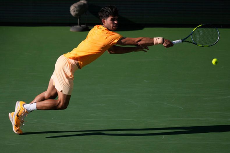 Carlos Alcaraz devuelve ante Daniil Medvedev en las semifinales del Abierto de Indian Wells, el sábado 14 de marzo de 2026, en Indian Wells, California. (AP Foto/Mark J. Terrill)