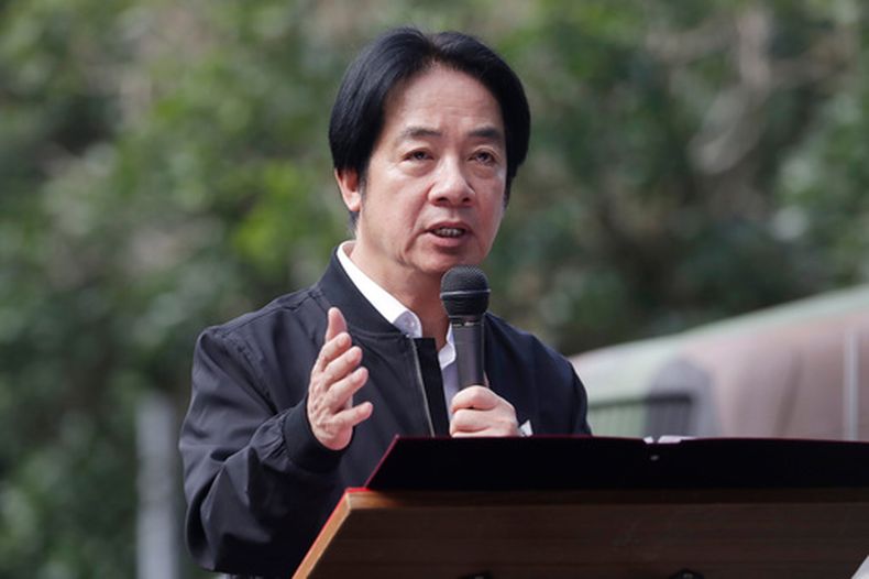 ARCHIVO – El presidente de Taiwán, Lai Ching-te, pronuncia un discurso mientras inspecciona a los reservistas taiwaneses que participan en un entrenamiento de las reservas militares en el condado Ilan, en el este de Taiwán, el martes 2 de diciembre de 2025. (AP Foto/Chiang Ying-ying, Archivo)