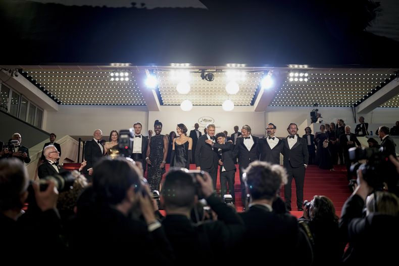 El productor Frank Marshall, de izquierda a derecha, la productora Kathleen Kennedy, Boyd Holbrook, Shaunette Renee Wilson, Phoebe Waller-Bridge, Harrison Ford, Ethann Isidore, Mads Mikkelsen, el director James Mangold y el productor Simon Emanuel posan para fotógrafos a la salida del estreno de la película Indiana Jones and the Dial of Destiny en la 76a edición del festival internacional de cine de Cannes, en el sur de Francia, el jueves 18 de mayo de 2023. (Foto de Scott Garfitt/Invision/AP)