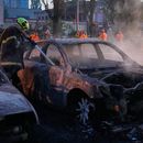 Personal de servicios de emergencia trabaja para extinguir un incendio tras los ataques con misiles rusos en Kiev, Ucrania, el sábado 1 de agosto de 2026. (AP Foto/Efrem Lukatsky)