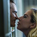 En esta imagen proporcionada por Warner Bros. Pictures, Joaquin Phoenix, izquierda, y Lady Gaga en una escena de Joker: Folie à Deux. (Niko Tavernise/Warner Bros. Pictures vía AP)