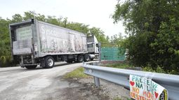 Un camión de Sysco llega al Alcatraz de los Caimanes, un nuevo centro de detención de inmigrantes en Ochopee, Florida, el miércoles 2 de julio de 2025. (AP Foto/Marta Lavandier)