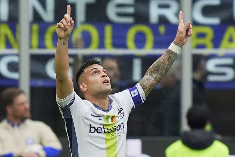 El argentino Lautaro Martinez del Inter de Milán celebra tras anotar en el encuentro de la Serie A ante el Cagliari el sábado 12 de abril del 2025. (Spada/LaPresse via AP)