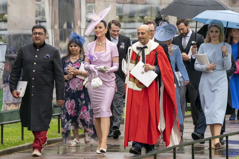 La cantante estadounidense Katy Perry llega a la Abadía de Westminster tras la ceremonia de coronación del rey Carlos III y la reina Camila en Londres, el sábado 6 de mayo de 2023. (Jane Barlow/Pool Photo via AP)