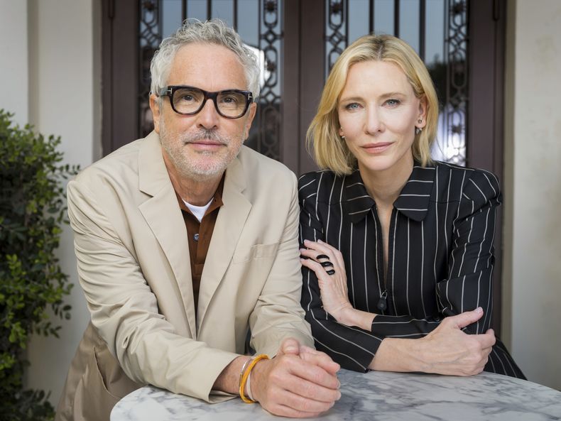 El director Alfonso Cuarón, izquierda, y Cate Blanchett posan para promocionar la serie de Apple TV Disclaimer durante la 81.ª edición del Festival de Cine de Venecia en Venecia, Italia, el viernes 30 de agosto de 2024. (Foto Vianney Le Caer/Invision/AP)