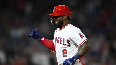 El venezolano Luis Rengifo, de los Angelinos de Los Ángeles, festeja tras batear un sencillo productor en el duelo del miércoles 20 de agosto de 2025, ante los Rojos de Cincinnati (AP Foto/William Liang)