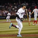 Evan Longoria de los Diamonbacks de Arizona tira el bat tras conectar un jonrón de tres carreras en la sexta entrada del juego ante los Filis de Filadelfia el lunes 12 de junio del 2023. (AP Foto/Ross D. Franklin)
