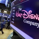 ARCHIVO - En esta fotografía de archivo del 8 de agosto de 2017, el logotipo de Walt Disney Co. aparece en una pantalla sobre el piso de la Bolsa de Valores de Nueva York. (Foto AP/Richard Drew, archivo)