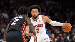 Cade Cunningham, de los Pistons de Detroit, enfrenta a Davion Mitchell, del Heat de Miami, en el duelo del viernes 23 de octubre de 2026 (AP Foto/Rebecca Blackwell)