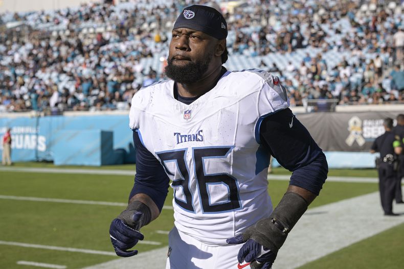 ARCHIVO - El ala defensiva de los Tennessee Titans, Denico Autry (96), corre hacia el campo durante un partido de fútbol americano de la NFL contra los Jacksonville Jaguars, el 19 de noviembre de 2023, en Jacksonville, Florida. Autry, ahora liniero defensivo de los Houston Texans, fue suspendido por los primeros seis juegos de la temporada regular por violar la política de sustancias para mejorar el rendimiento de la NFL, anunció la liga el lunes 29 de julio de 2024. (AP Foto/Phelan M. Ebenhack)