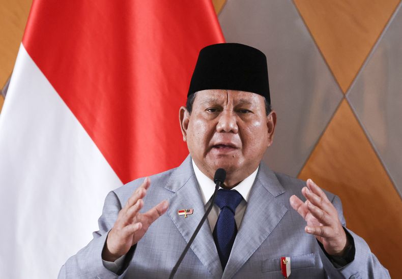 ARCHIVO - El presidente de Indonesia, Prabowo Subianto, habla durante una conferencia de prensa en Kuala Lumpur, Malasia, el lunes 27 de enero de 2025. (Hasnoor Hussain/Pool Foto via AP, Archivo)