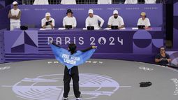 Manizha Talash, del equipo de refugiados de los Juegos Olímpicos, muestra una capa con la frase Libertad para las mujeres afganas durante el breaking femenino de los Juegos Olímpicos de París, el viernes 9 de agosto de 2024. (AP Foto/Abbie Parr)