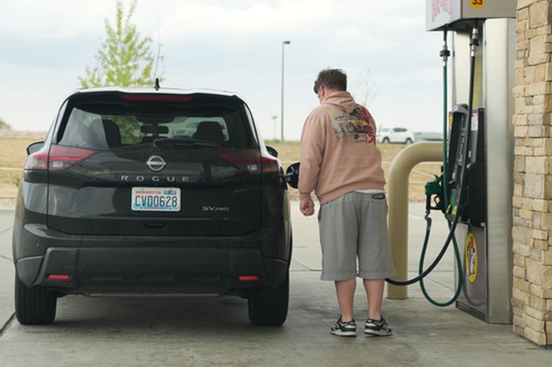 Un conductor llena el tanque de un vehículo en una gasolinera Buc-ees de Johnstown, Colorado, el jueves 30 de abril de 2026. (AP Foto/David Zalubowski)