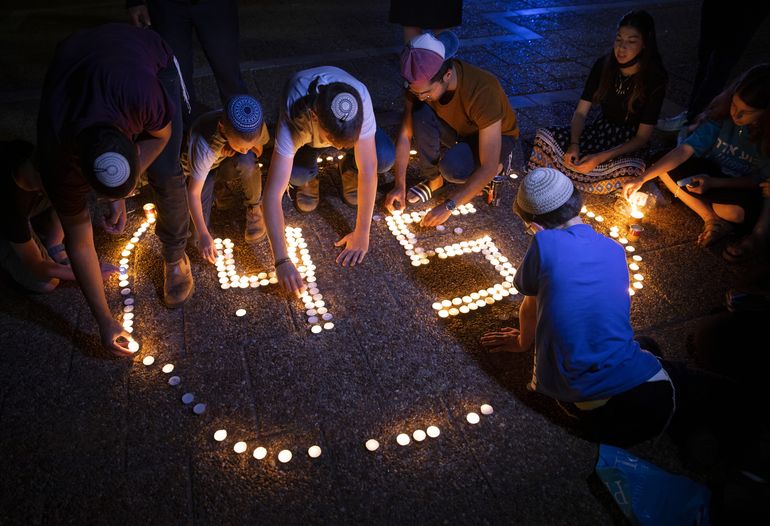 A un año de la tragedia, miles llenan sitio sagrado israelí