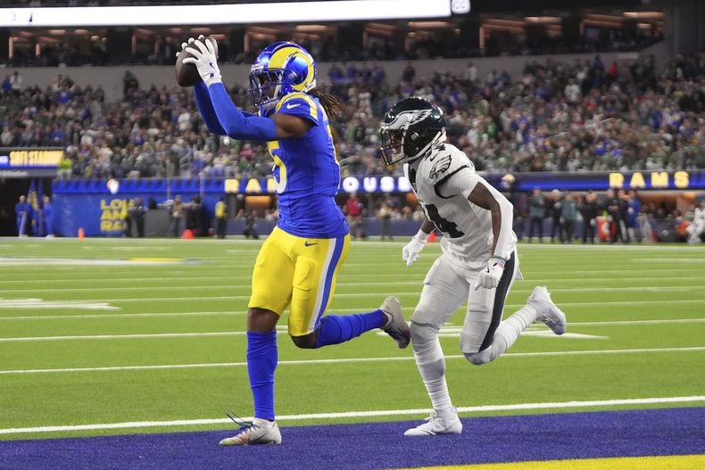 Demarcus Robinson, receptor de los Rams de Los Ángeles, atrapa un pase de anotación frente a Isaiah Rodgers, de los Eagles de Filadelfia, el domingo 24 de noviembre de 2024 (AP Foto/Mark J. Terrill)