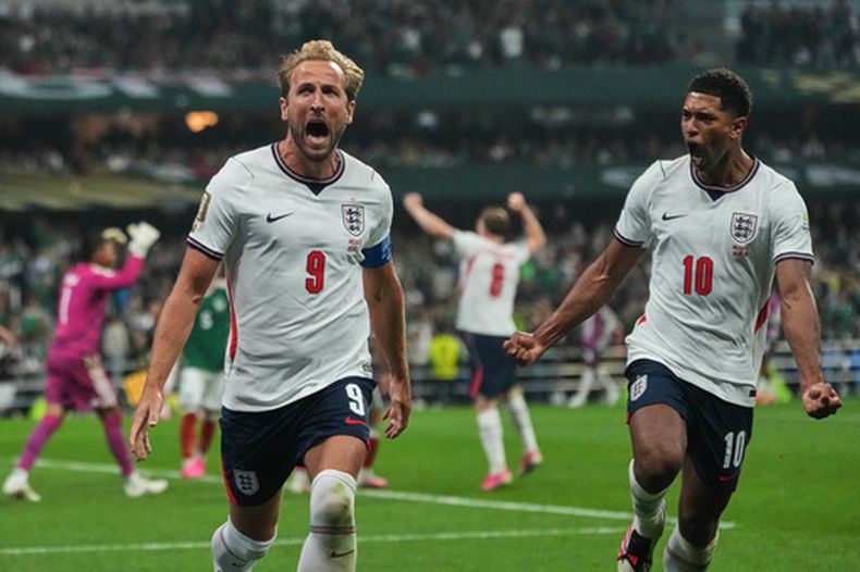 Harry Kane festeja con Jude Bellingham, su compañero de Inglaterra, tras convertir un penal ante México en los octavos de final de la Copa del Mundo, el domingo 5 de julio de 2026 (AP Foto/Eduardo Verdugo)