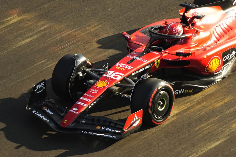 Charles Leclerc de Ferrari maniobra su auto en la clasificación durante el Gran Premio de Azerbaiyán en Baku el viernes 28 de abril del 2023. (AP Foto/Sergei Grits)