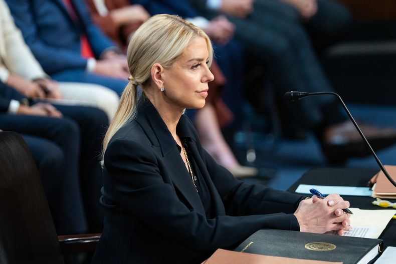 La secretaria de Justicia de Estados Unidos, Pam Bondi, comparece en una audiencia de supervisión ante el Comité Judicial del Senado, en el Capitolio, en Washington, el martes 7 de octubre de 2025. (AP Photo/Allison Robbert)