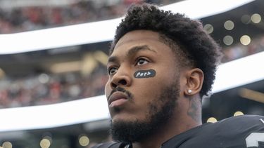 ARCHIVO - El corredor de los Raiders de Los Ángeles Josh Jacobs en la banda antes del encuentro ante los Chiefs de Kansas City el sábado 7 de enero del 2023. El lunes 17 de julio del 2023, Jacobs no llega a un acuerdo con los Raiders para extender su contrato, de acuerdo con dos personas que tienen conocimiento de la decisión. (AP Foto/Jeff Lewis, Archivo)