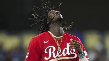 El dominicano Elly de la Cruz, de los Rojos de Cincinnati, se ajusta la gorra tras recibir un boleto intencional en el juego del viernes 28 de julio de 2023, ante los Dodgers de Los Ángeles (AP Foto/Ashley Landis)