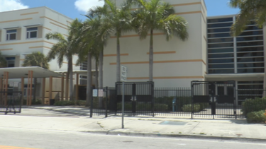 autoridades cierran una escuela en miami gardens cuando algunos alumnos intercambiaron sus mochilas de forma sospechosa