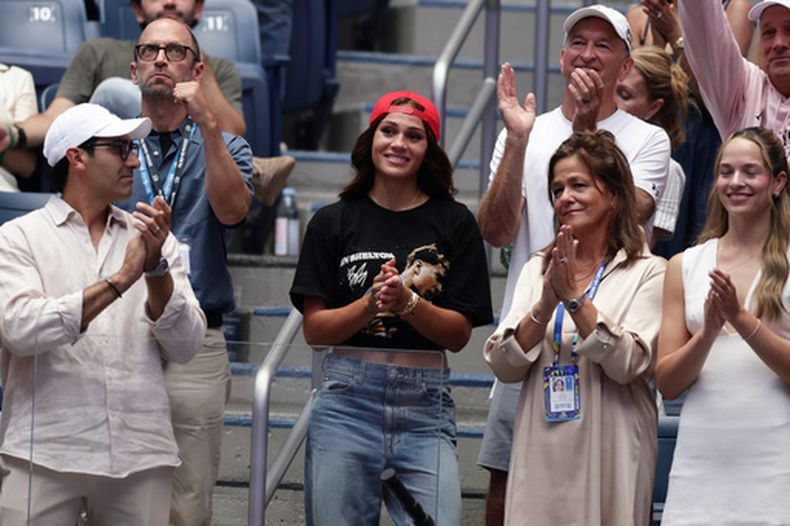 La futbolista Trinity Rodman (centro) reacciona luego que su novio Ben Shelton perdiera la final masculina del US Open ante Alexander Zverev, el domingo 13 de septiembre de 2026, en Nueva York. (AP Foto/Adam Hunger)