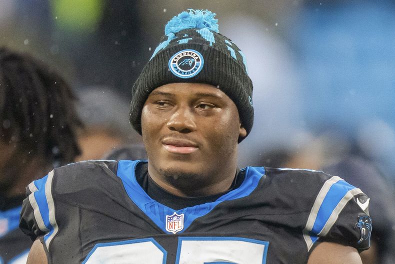 ARCHIVO - Foto del 17 de diciembre del 2024, Derrick Brown de los Panthers de Carolina sale dl campo en el encuentro ante los Falcons de Atlanta. El viernes 5 de abril del 2024, Brown firma extensión de contrato por 4 años con los Panthers. (AP Foto/Jacob Kupferman, Archivo)