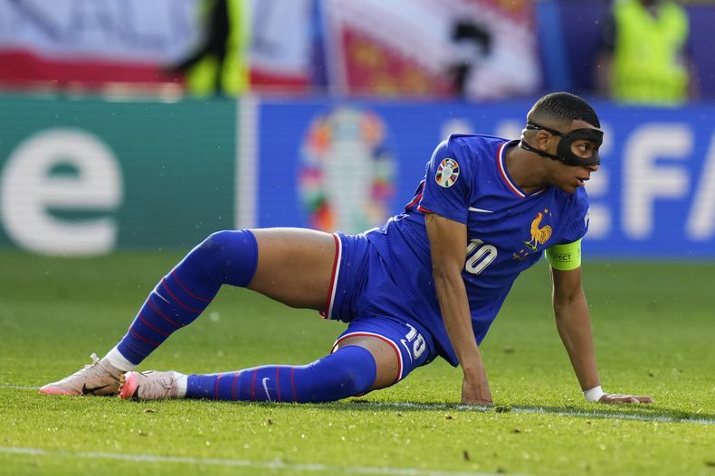 El delantero francés Kylian Mbappá en el piso durante el partido que su selección empató 1-1 contra Polonia por el Grupo D de la Eurocopa, el martes 25 de junio de 2024, en Dortmund, Alemania. (AP Foto/Hassan Ammar)