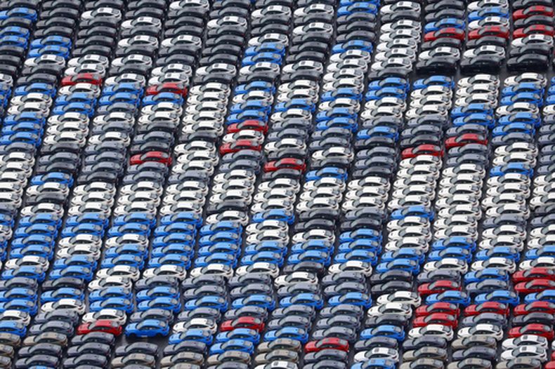 ARCHIVO - Vehículos estacionados para su exportación en el puerto de Yokohama, cerca de Tokio, el 1 de agosto de 2025. (Takuto Kaneko/Kyodo News vía AP, archivo)